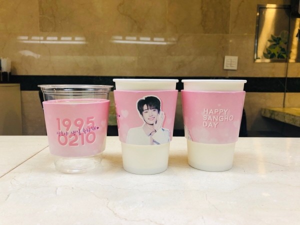 위메이크애드,아이돌 생일축하 등 카페 컵/컵홀더 광고
